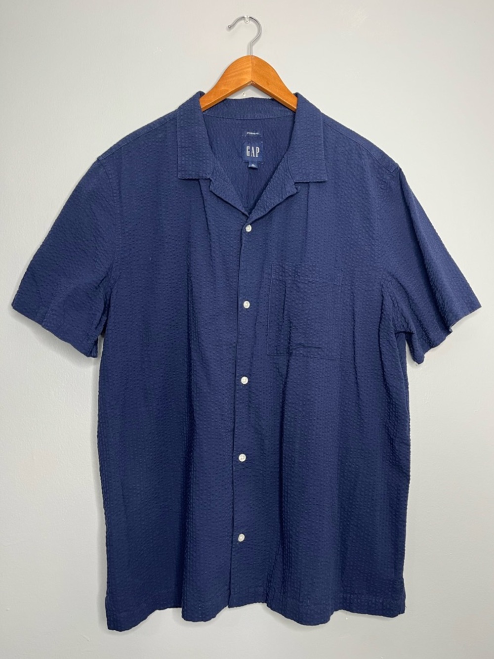 GAP Men's Navy Short Sleeve Seersucker Standard Fit Button Down Shirt